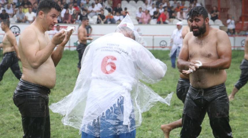 Kırkpınar'da pehlivanlar sağanak altında güreşti