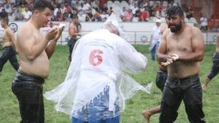 Kırkpınar'da pehlivanlar sağanak altında güreşti