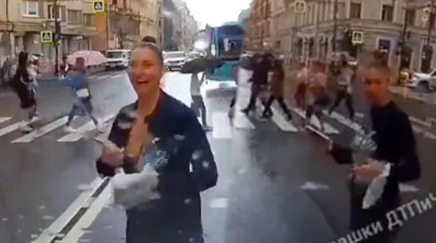 Akan trafikte bir anda aracın önüne atladı! Ceketinin fermuarını açıp göğüslerini gösterdi... Sosyal medya bunu konuşuyor