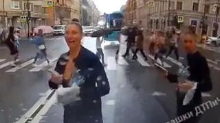 Akan trafikte bir anda aracın önüne atladı! Ceketinin fermuarını açıp göğüslerini gösterdi... Sosyal medya bunu konuşuyor