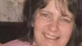 Korkunç olay! Karısının boşanma davası açtığını öğrendi... Öfkeden deliye dönen adam çocuklarının gözü önünde benzin döküp yaktı