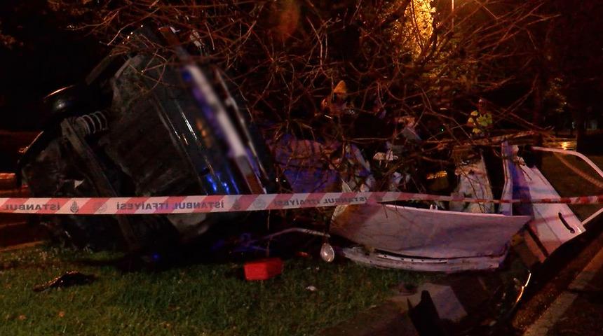 İstanbul'da feci kaza! Otomobil ikiye bölündü