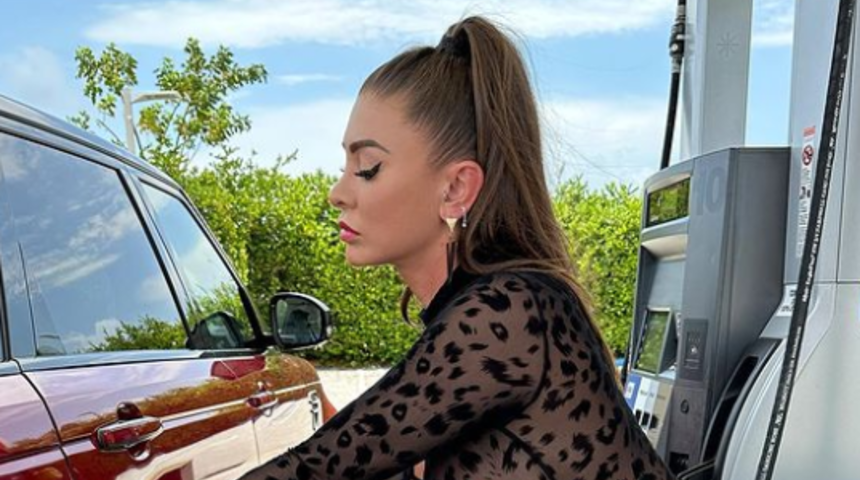 Sosyal medya fenomen Francia James benzinliği fethetti! Hem transparan hem de dekolteli tulumuyla şaşkına çevirdi