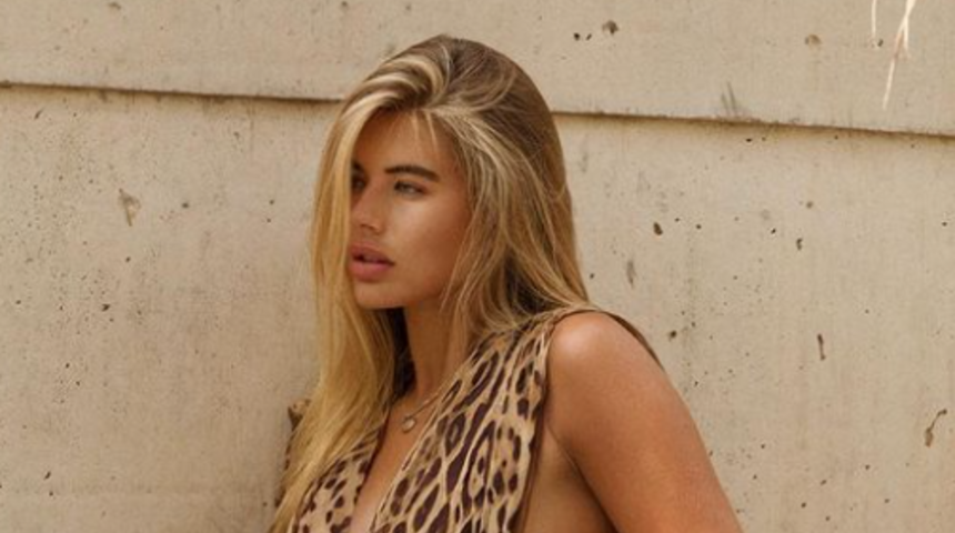 Sosyal medya fenomeni Arabella Chi süper mini elbisesiyle hayranlarını mest etti! Arkasını dönünce olay yarattı