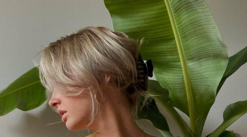 Dövme fenomeni Essie Bone, mürekkeplerini göstermek için kıyafetleriyle vedalaştı! Hayranlarının nefesini kesti