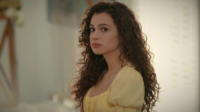 Kardeşlerim'in Asiye'si Su Burcu Yazgı Coşkun derin sırt dekoltesiyle büyüledi! Beğeni butonu çöktü 