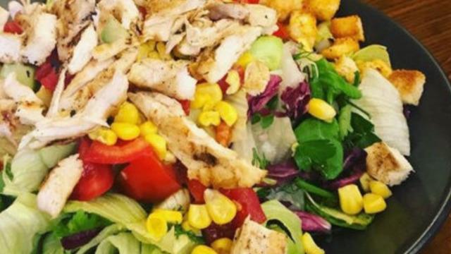 Saatlerce tok tutuyor: Tavuklu salata tarifi! Hafif ara öğün tavuklu salata nasıl yapılır, malzemeleri neler?