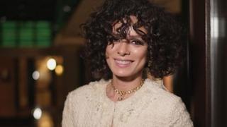 Özge Özpirinçci bikinili poz verdi! Eşini omzundan öptü