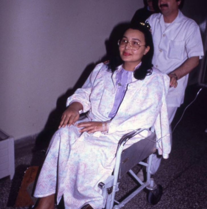 Yıl 1990. Bir silahlı saldırıya uğrayan Bülent Ersoy, iyileşmişti ancak bu kez de böbreğinde sorunlar vardı. Bu fotoğraf, Ersoy böbrek ameliyatına giderken çekildi.