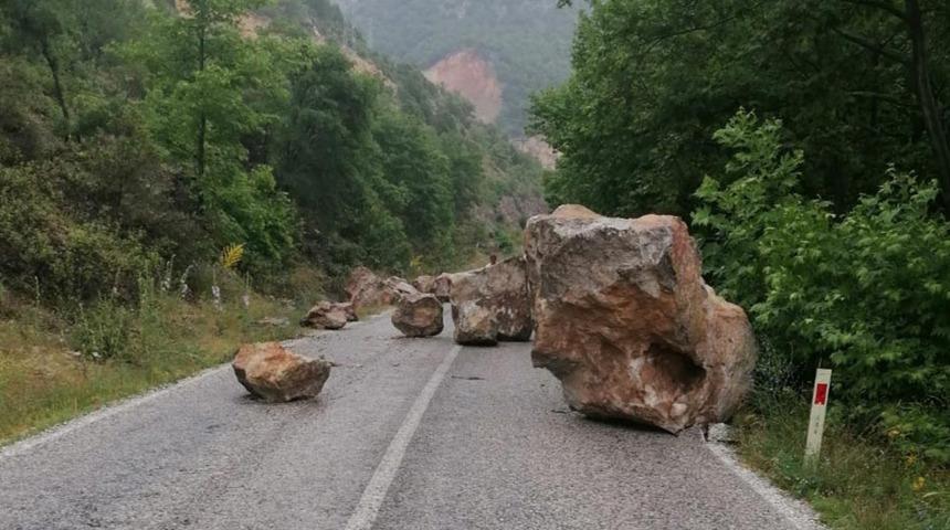 Bir anda d&uuml;şt&uuml;, yol trafiğe kapandı! G&ouml;r&uuml;nt&uuml;ler K&uuml;tahya'dan