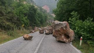 Bir anda düştü, yol trafiğe kapandı! Görüntüler Kütahya'dan
