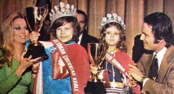 Hale Soygazi ve Ediz Hun, 1973 yılında o dönemler çocuklar arasında moda olan güzellik yarışmasında kazananlara ödüllerini veriyor.
