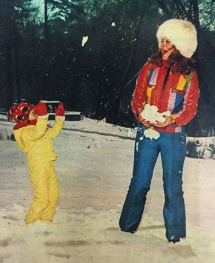 Hülya Koçyiğit ve kızı Gülşah'ın kar sevinci. Yıl 1975.