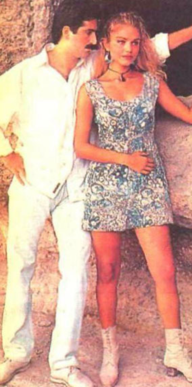 Yıl 1994. Mahsun Kırmızıgül, Bebeğim adlı şarkısının klibinde oynayan Neslihan adlı mankenle.