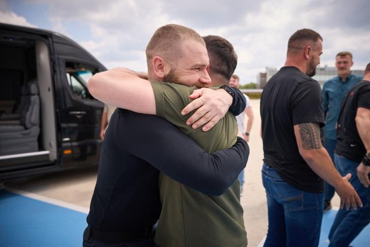 Ukrayna Devlet Başkanı Zelenskiy, "Türkiye'den eve dönüyoruz" diyerek görüntüleri paylaştı! Rusya'dan tepki geldi G1