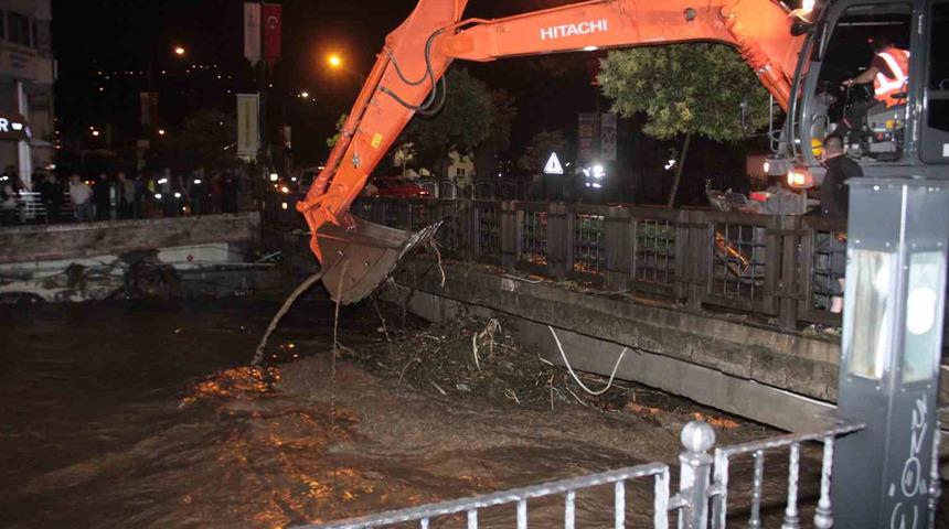 Ordu'yu sel vurdu: Cadde ve sokaklar göle döndü!