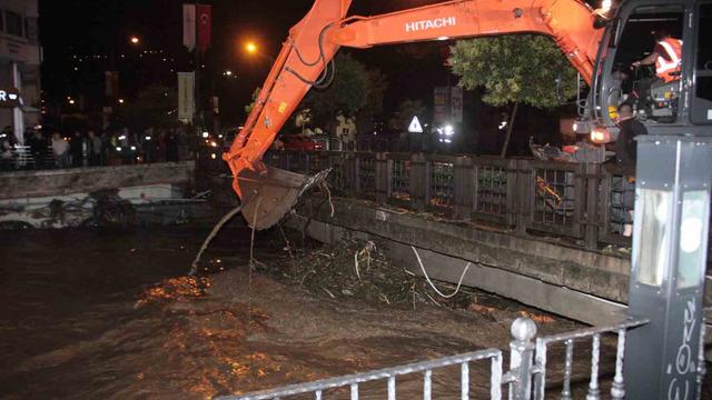 Ordu'yu sel vurdu: Cadde ve sokaklar göle döndü!