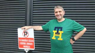 Deponun önüne park eden araçlardan bıktı, bulduğu çözüm herkesi şaşırttı! 'Biraz olsun kurtulduk'