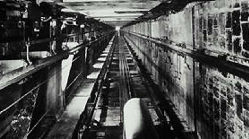 İş makinesinin altında kaldı