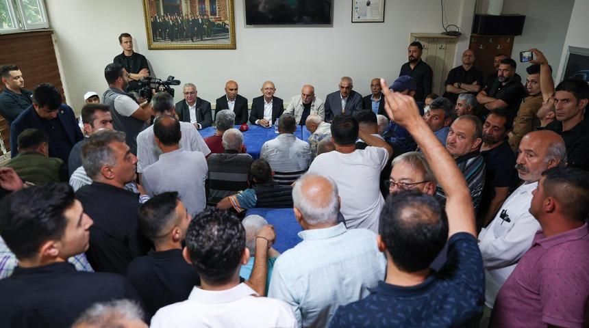 CHP lideri Kılı&ccedil;daroğlu kahvehanede vatandaşlarla buluştu: Umutsuzluğa kapılmak bizim kitabımızda yoktur