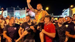 Kırkpınar’ın başpehlivanı Zeybek’e coşkulu karşılama