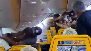 Havada kaos! Bir anda yumruk yumruğa kavgaya tutuştular: Sebebi ise duyanları şaşkına çevirdi...