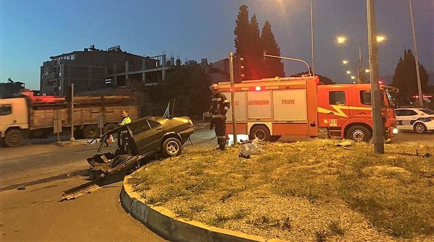 Denizli'de korkunç kaza... Otomobil ikiye ayrıldı! 