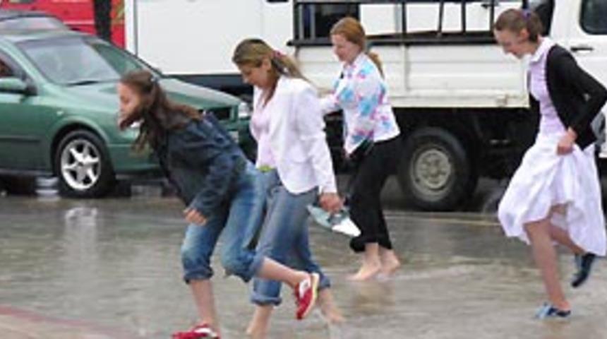 Samsun'da sağanak yağış hayatı fel&ccedil; etti