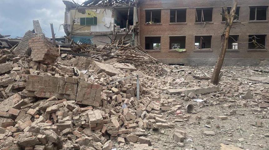 Rusya, Ukrayna’da okulu vurdu! Ölü ve yaralılar var