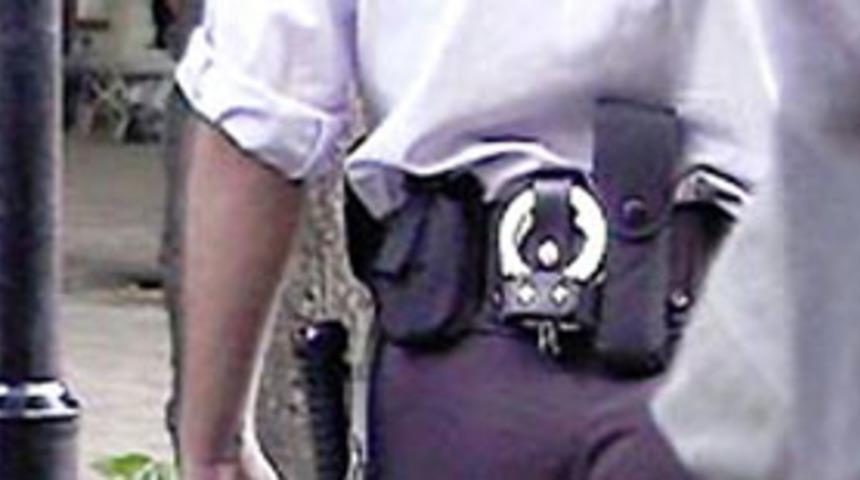 Polisi kendi tabancasıyla vurdular