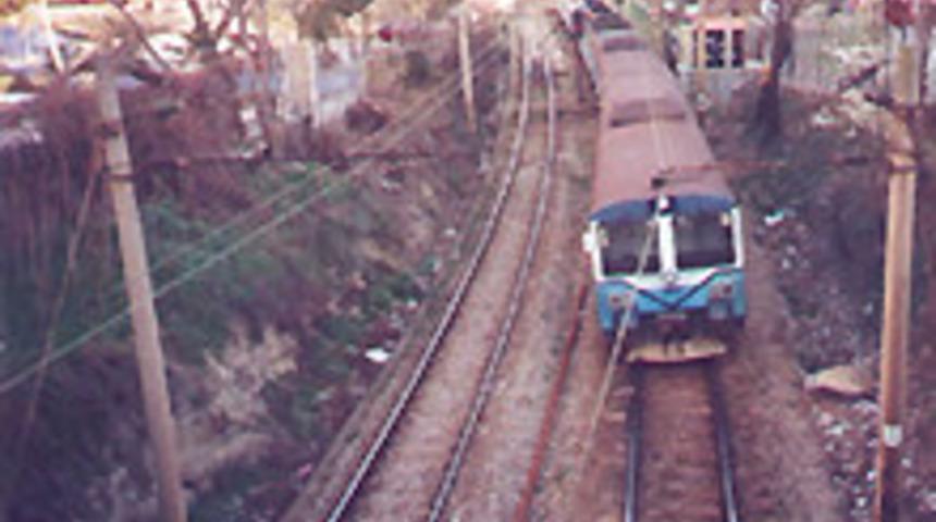 Trene bombalı saldırı: 4 &ouml;l&uuml;