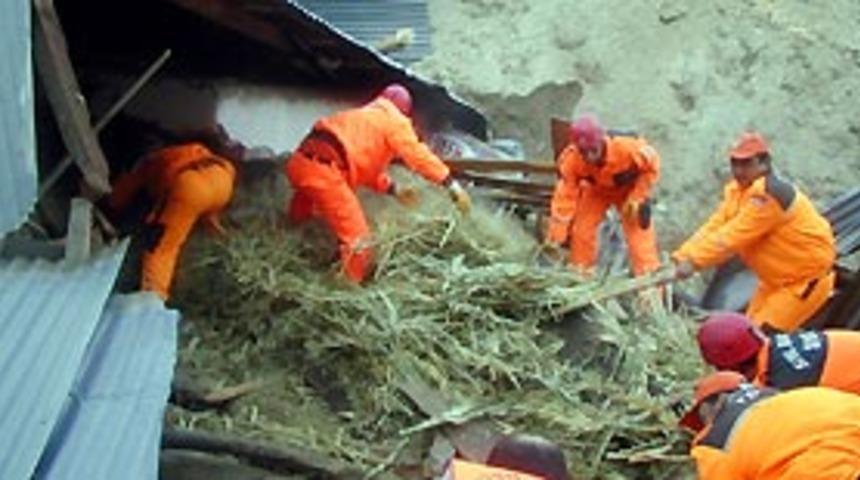 Nepal'de sel ve toprak kayması: 31 &ouml;l&uuml;