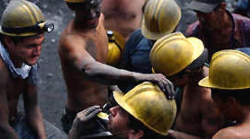 Madenciler Ecevit'in yaş g&uuml;n&uuml;n&uuml; kutladı