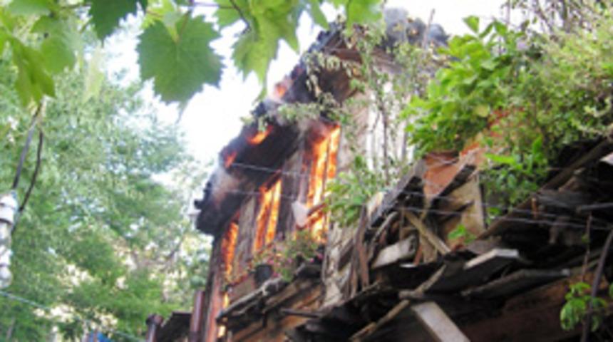 Emin&ouml;n&uuml;'nde korkutan yangın