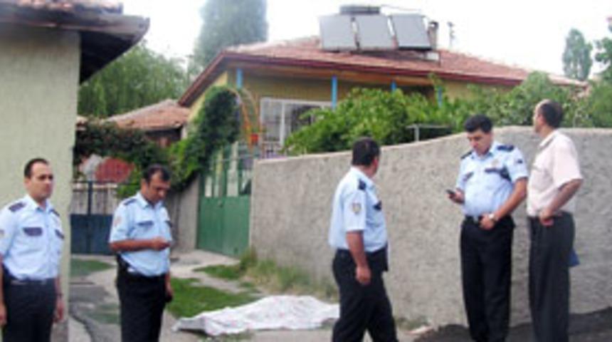 Cinnet ge&ccedil;iren polis eşini vurdu
