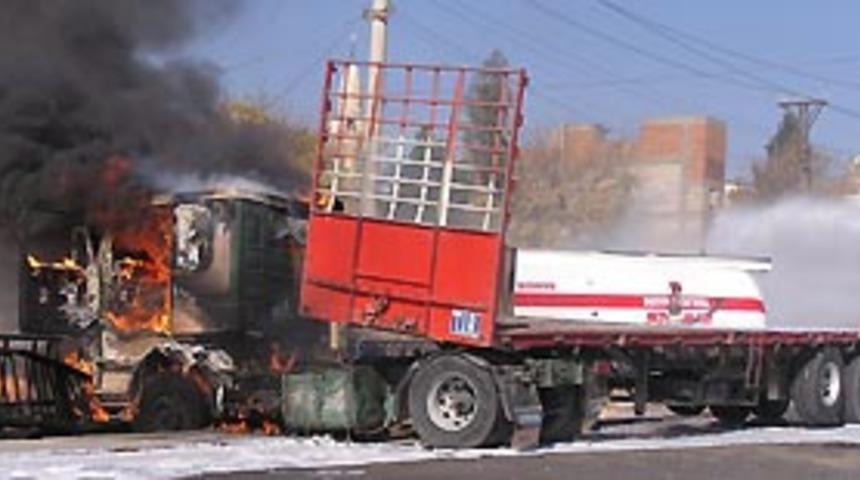 Şanlıurfa'da LPG y&uuml;kl&uuml; tanker devrildi