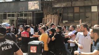 Mülk sahibi ile Suriyeli kiracı birbirine girdi! Kavgaya esnaf da dahil olunca ortalık savaş alanına döndü