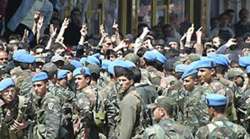 G&ouml;stericiler, Bursa girişinde bekletiliyor