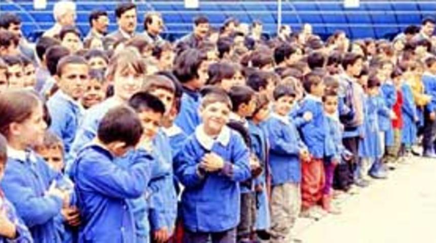 Minik öğrenciler okul yolunda