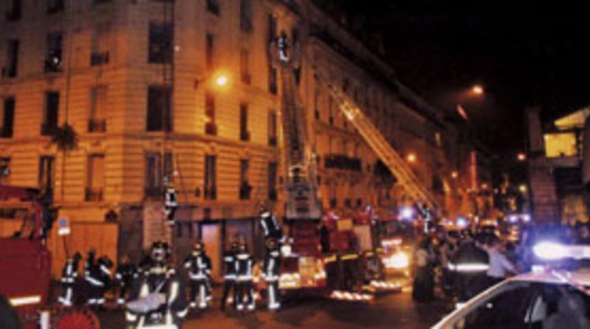 Paris yine yandı: 12 &ouml;l&uuml;, 14 yaralı