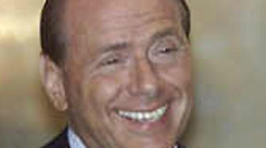 Berlusconi oyunu annesiyle birlikte kullandı 