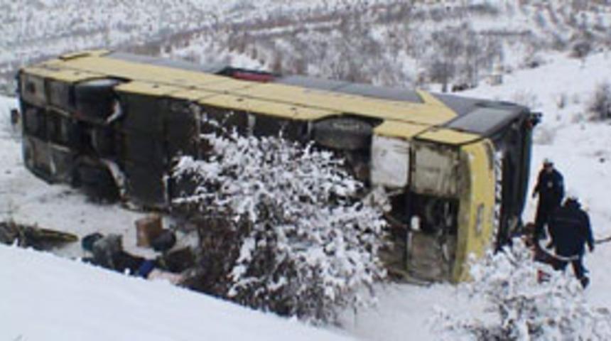 Yolcu otob&uuml;s&uuml; kaza yaptı: 8 yaralı