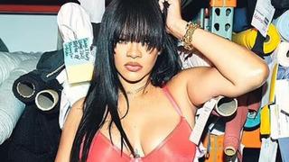 Doğuma az kala olay pozlar! Rihanna tangasıyla poz verdi