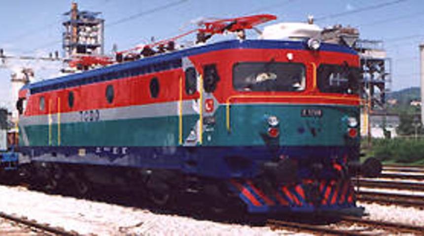 Muş'ta y&uuml;k trenine bombalı saldırı