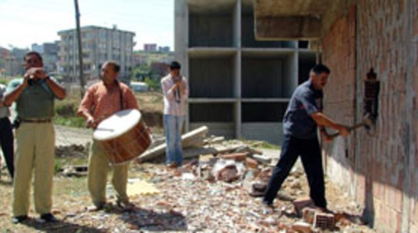 Davul zurna eşliğinde ka&ccedil;ak evini yıktı