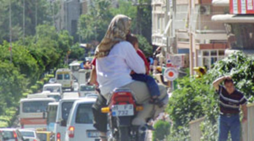 Anne kucağında tehlikeli yolculuk