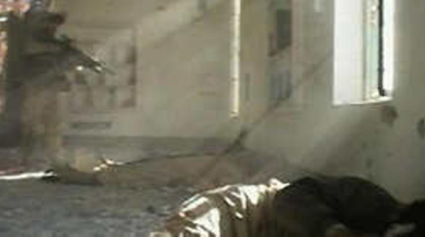 Yaralı Iraklı'yı &ouml;ld&uuml;ren askere beraat