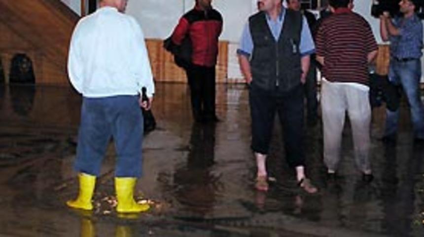 Camii sular altında kaldı