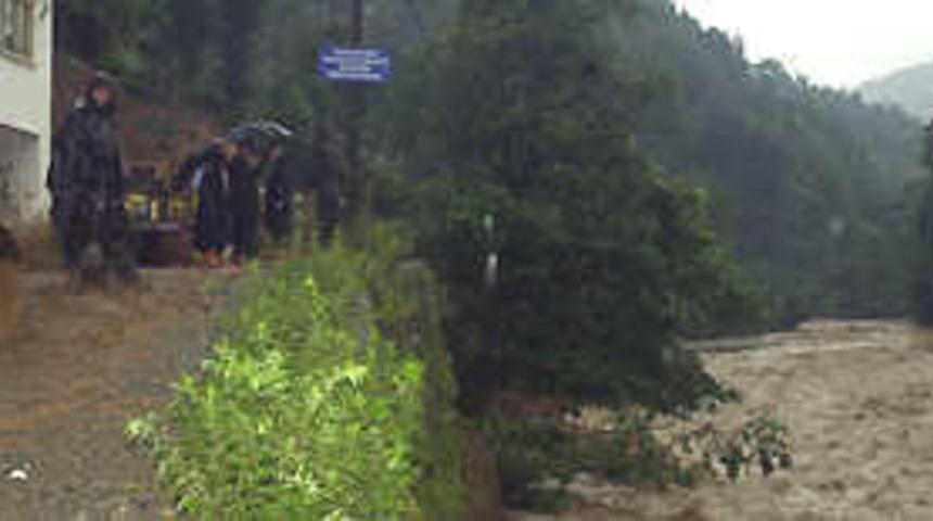 Rize'de sel can aldı: 4 &ouml;l&uuml;