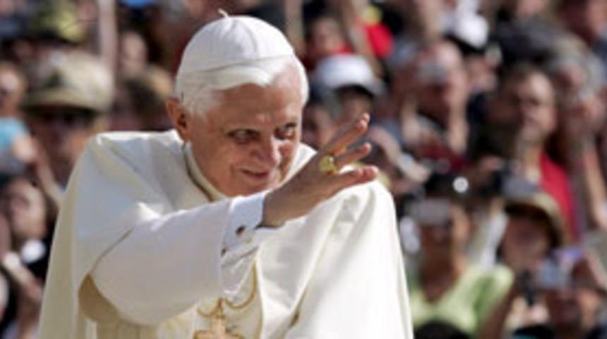 Papa, M&uuml;sl&uuml;man el&ccedil;iler ile g&ouml;r&uuml;şecek